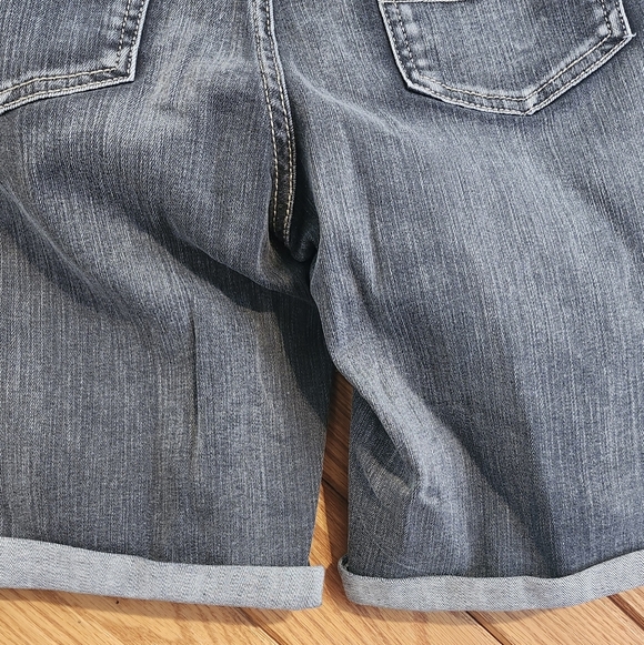 Arizona Jeans Co Medium Wash Size 11 Cuffed Denim Shorts - Picture 9 of 9